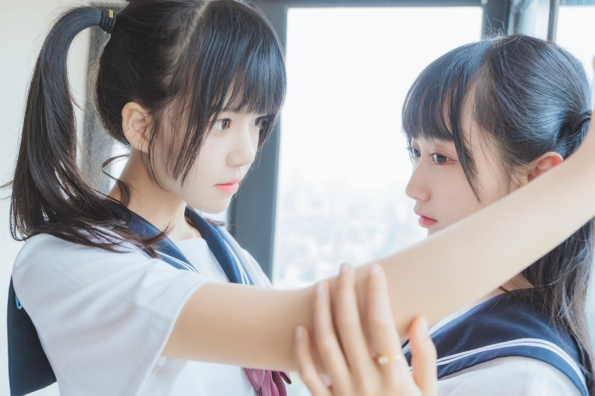 xgyw.top_萌系小姐姐木绵绵OwO＆桜桃喵她主题性感姐妹花JK制服系列秀美腿诱惑写真37P