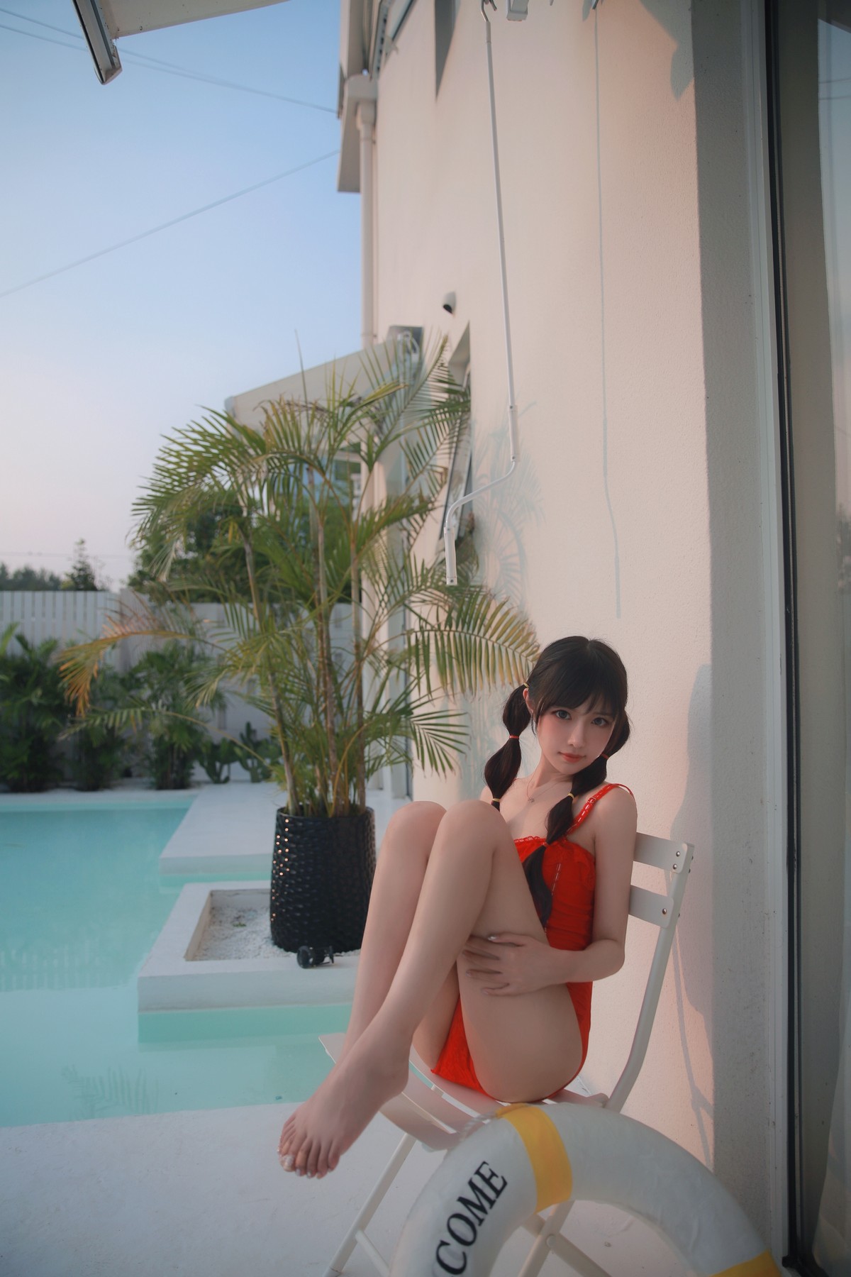 xgyw.top_网络美女Shika小鹿鹿泳装主题户外泳池性感红色比基尼秀苗条身材靓丽迷人写真63P