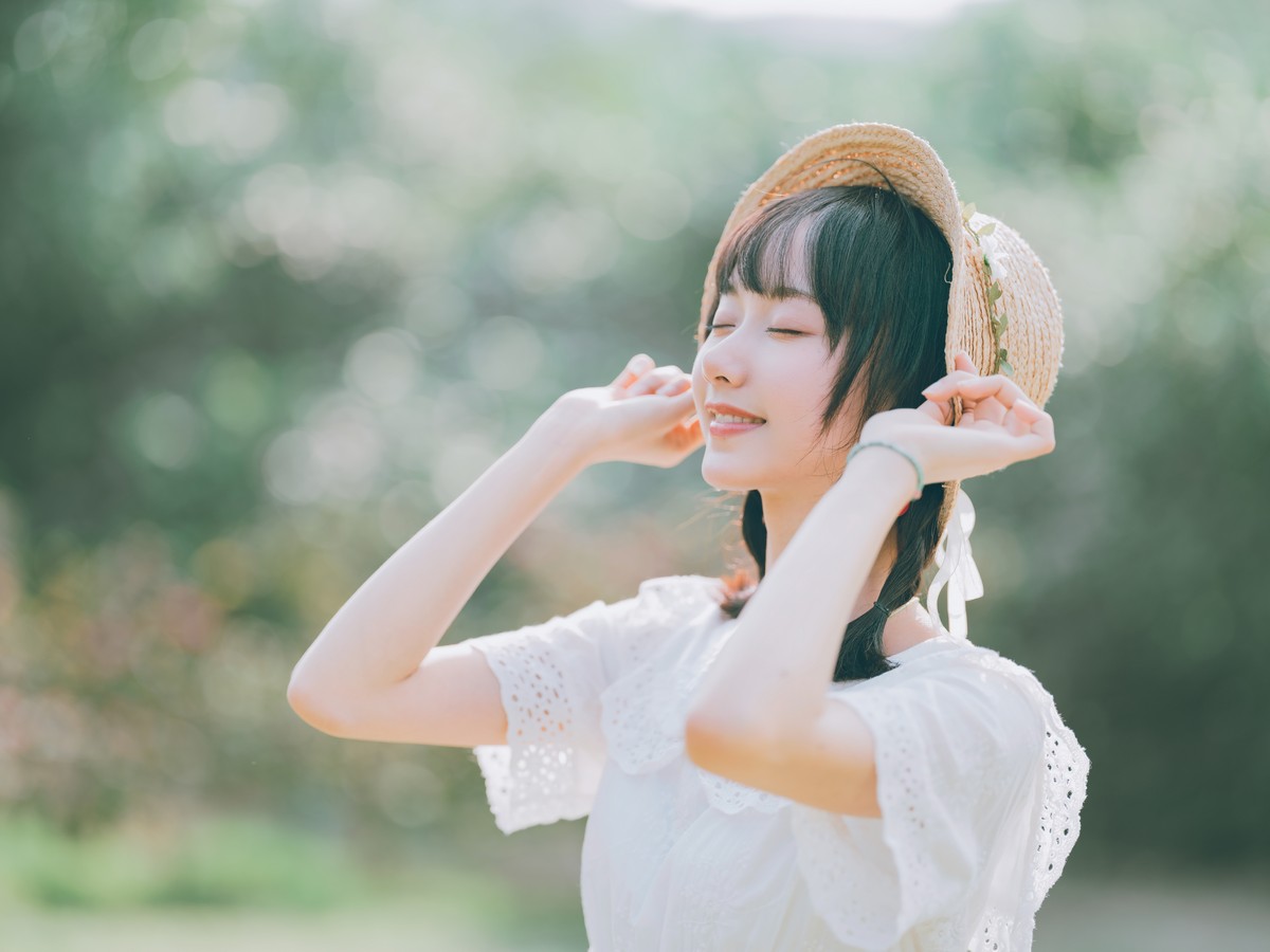 xgyw.top_萌系小姐姐木绵绵OwO夏日彩虹主题户外夏日性感白色连衣裙配运动鞋靓丽写真29P