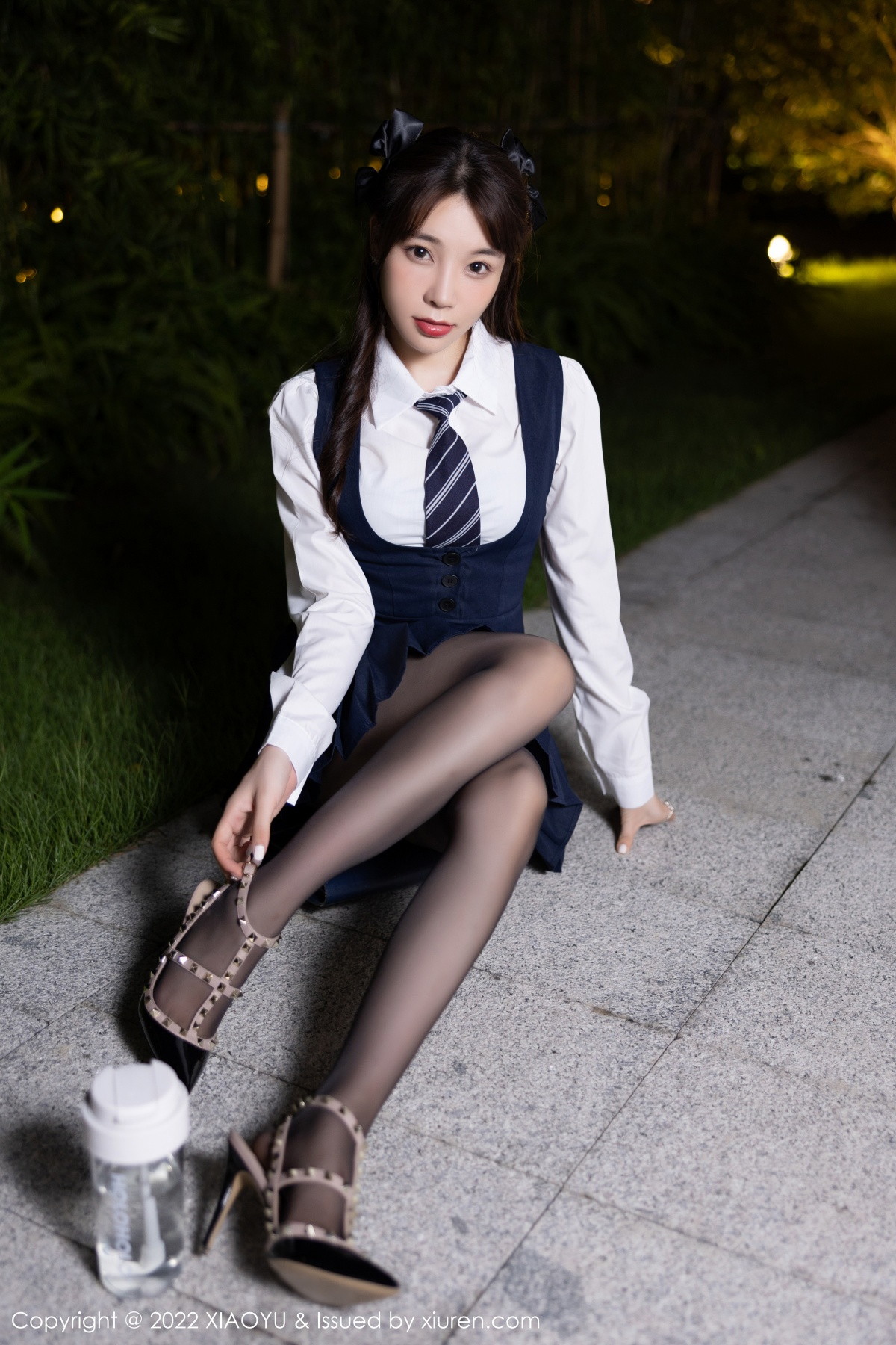 xgyw.top_[XiaoYu画语界]Vol.894_女神徐莉芝Booty深蓝背带裙配超薄黑丝半脱露性感内衣诱惑写真72P