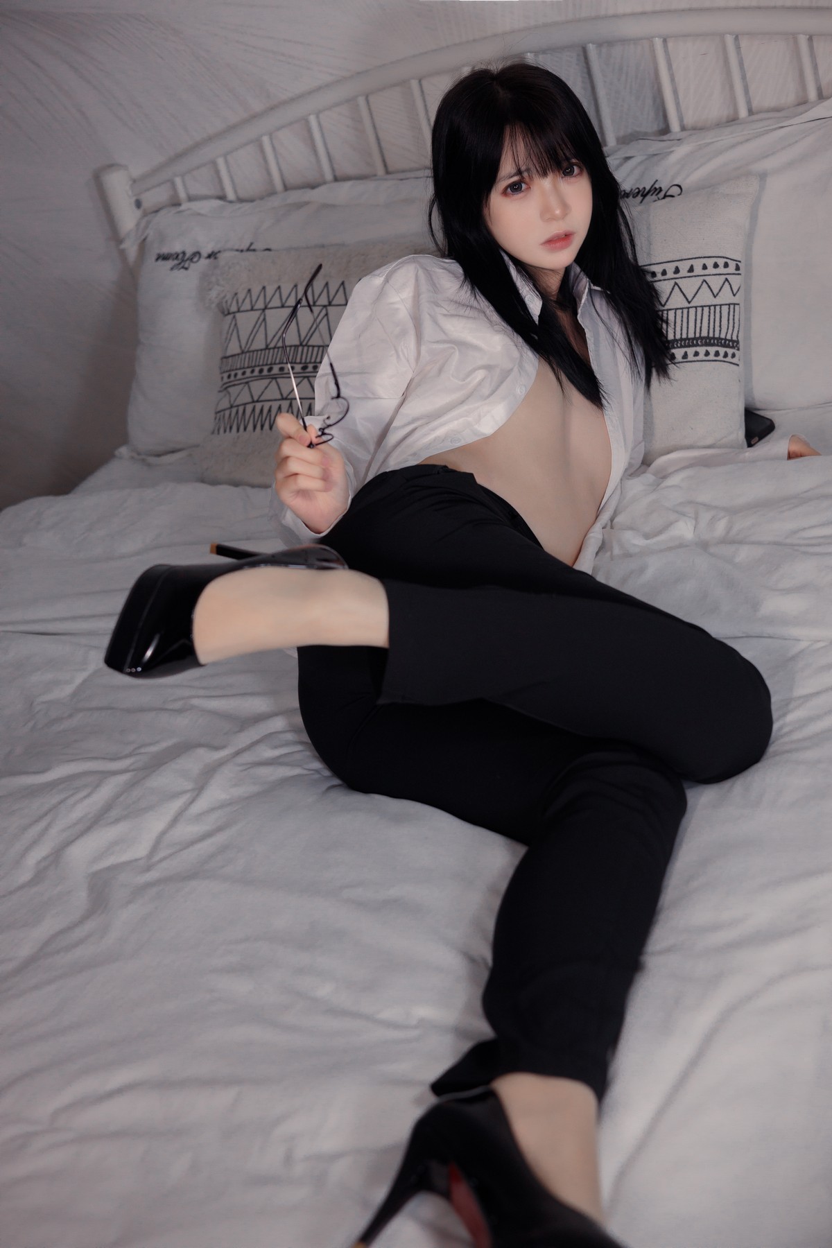 xgyw.top_网络美女疯猫ss肉丝OL主题私房床上性感白衬衣配超薄肉丝秀翘臀美腿诱惑写真40P