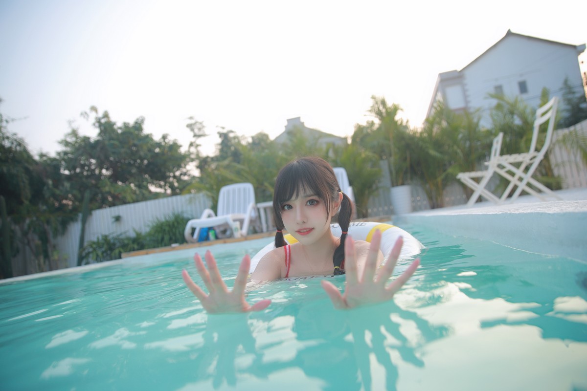 xgyw.top_网络美女Shika小鹿鹿泳装主题户外泳池性感红色比基尼秀苗条身材靓丽迷人写真63P