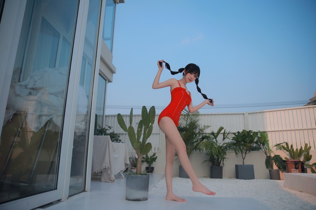 xgyw.top_网络美女Shika小鹿鹿泳装主题户外泳池性感红色比基尼秀苗条身材靓丽迷人写真63P