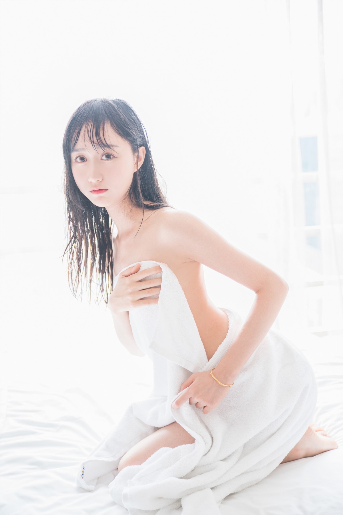 xgyw.top_萌系小姐姐木绵绵OwO洗白白主题私房床上白色浴巾裹身秀白嫩肌肤迷人写真58P