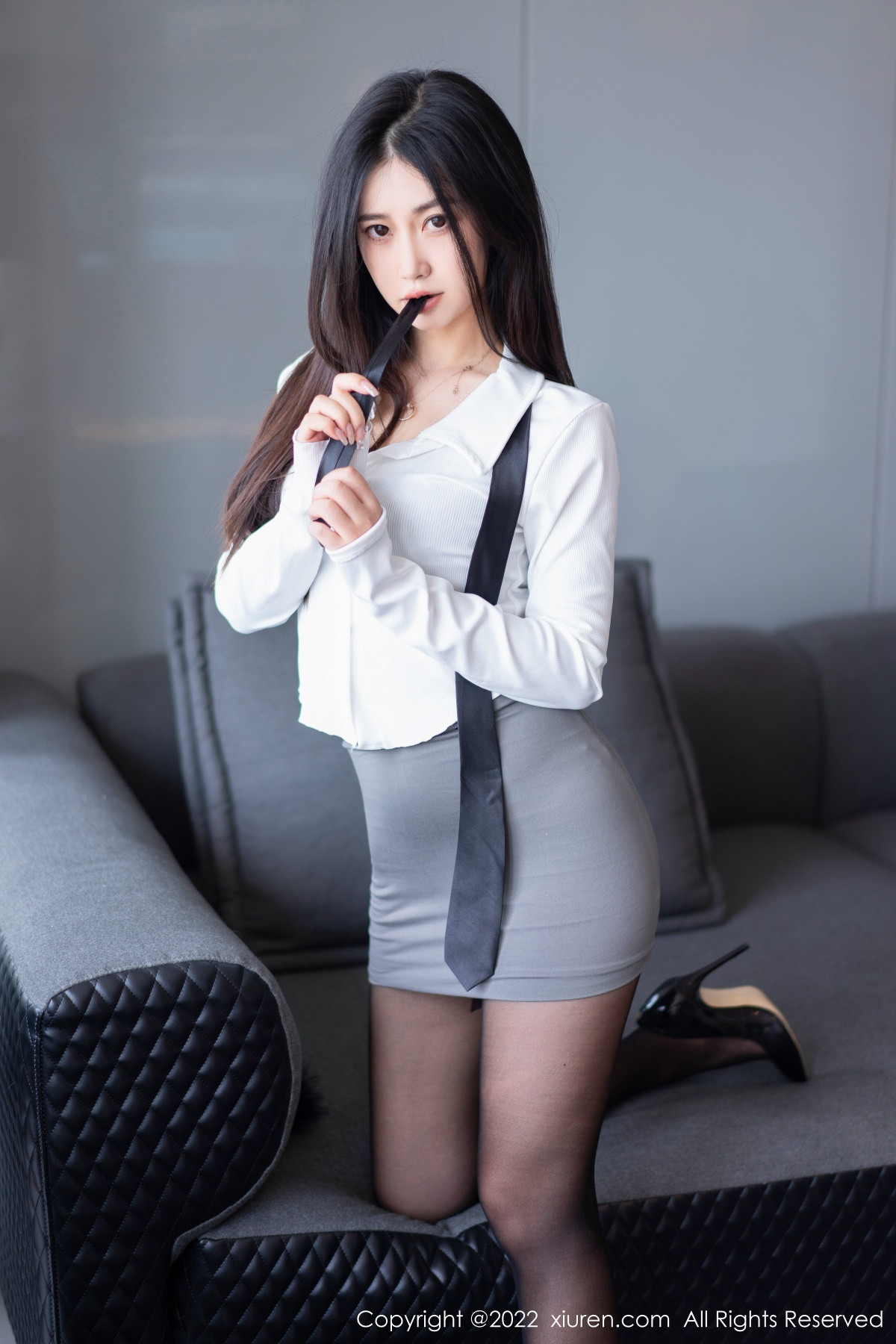 xgyw.top_XiuRen第5795期_模特laura阿姣性感白T配灰短裙露黑色内衣超薄黑丝极致魅惑写真67P