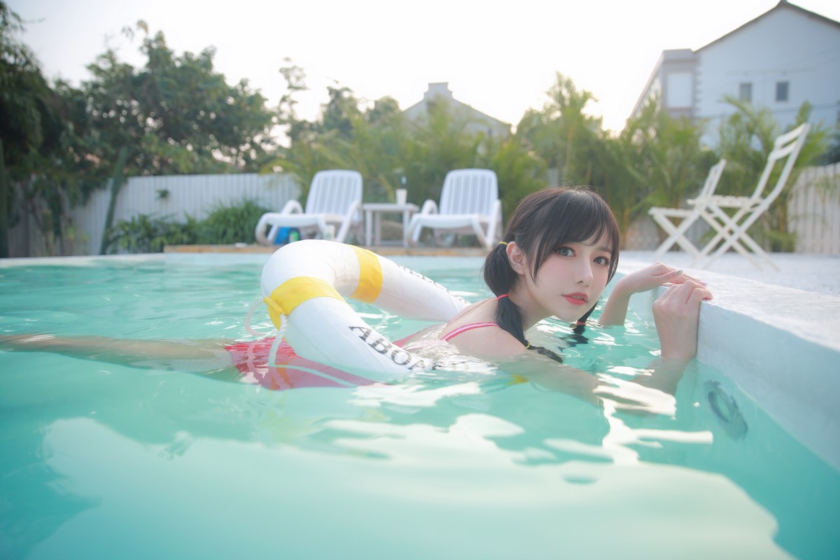 xgyw.top_网络美女Shika小鹿鹿泳装主题户外泳池性感红色比基尼秀苗条身材靓丽迷人写真63P