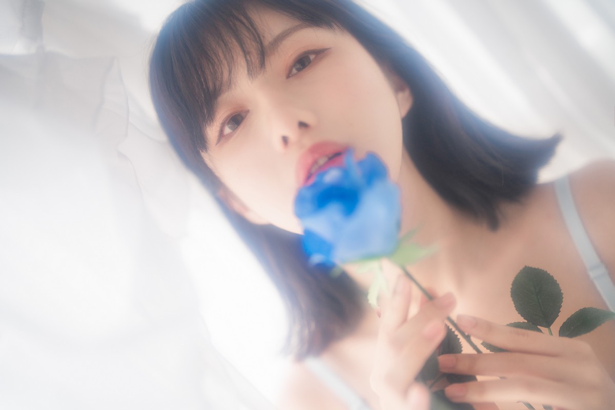 xgyw.top_网络美女Shika小鹿鹿泳装主题户外泳池性感红色比基尼秀苗条身材靓丽迷人写真63P