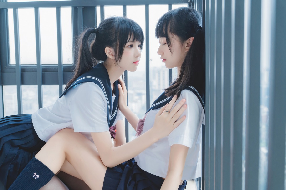 xgyw.top_萌系小姐姐木绵绵OwO＆桜桃喵她主题性感姐妹花JK制服系列秀美腿诱惑写真37P