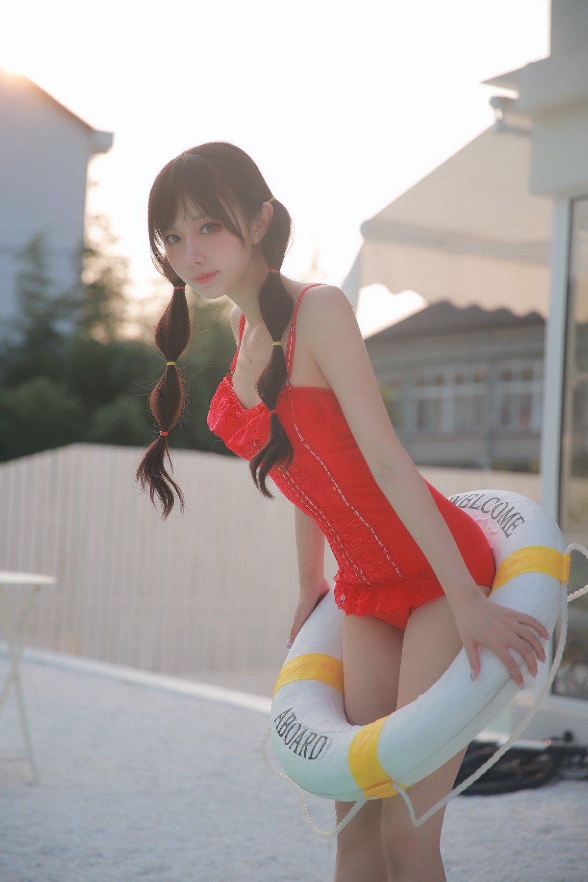 xgyw.top_网络美女Shika小鹿鹿泳装主题户外泳池性感红色比基尼秀苗条身材靓丽迷人写真63P