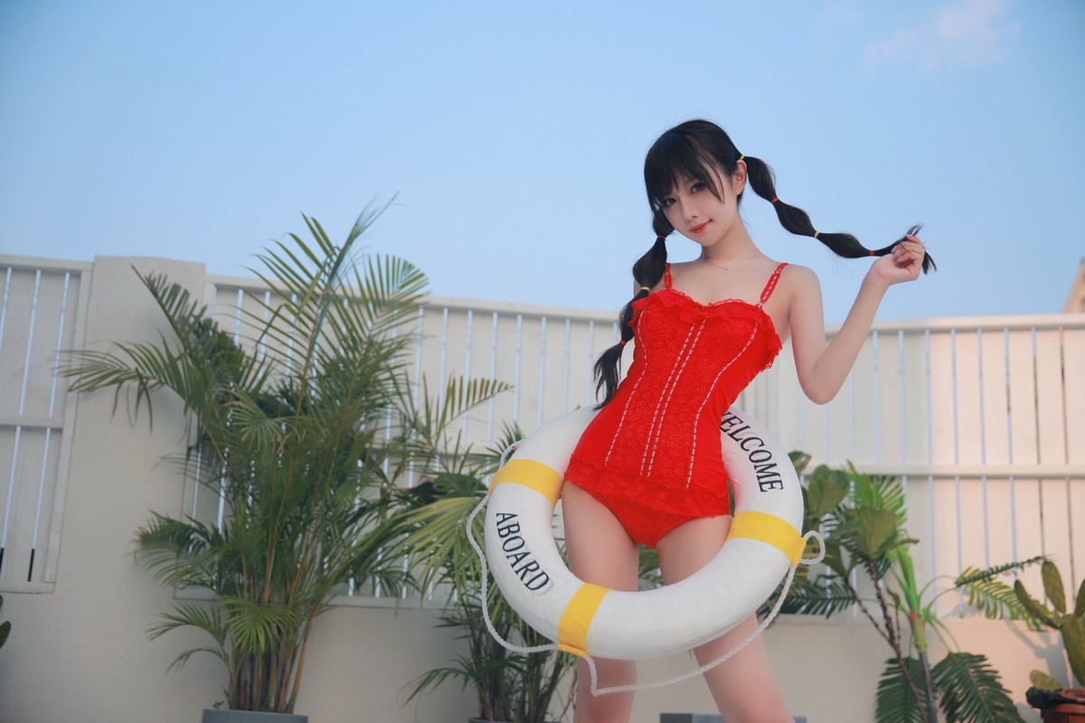xgyw.top_网络美女Shika小鹿鹿泳装主题户外泳池性感红色比基尼秀苗条身材靓丽迷人写真63P