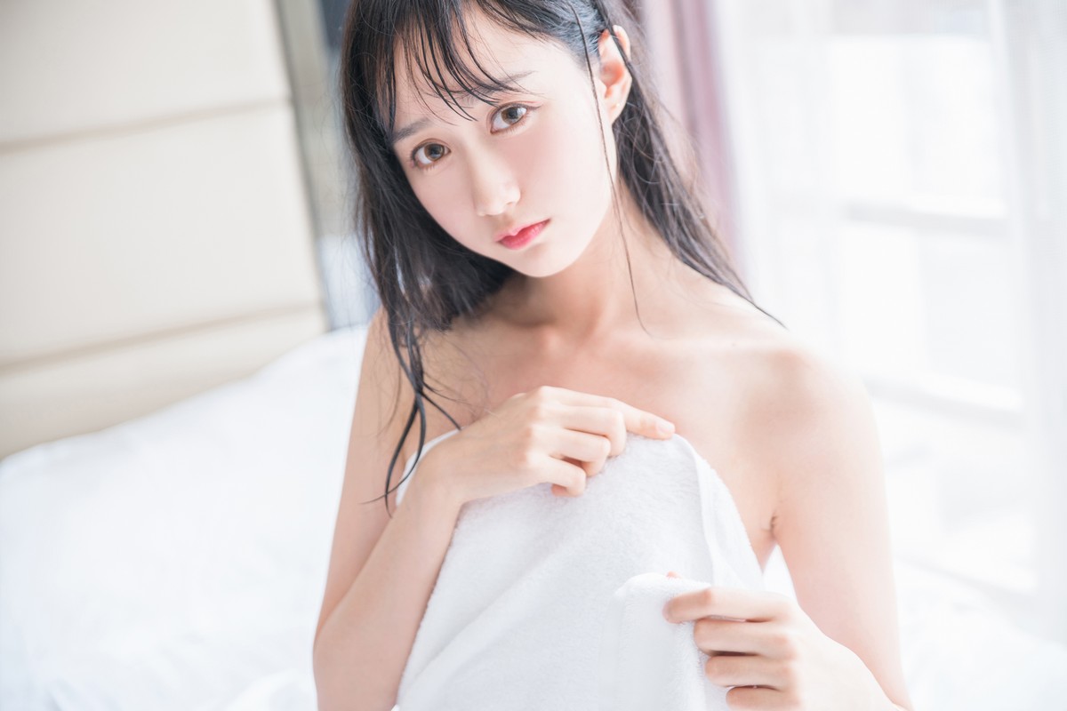 xgyw.top_萌系小姐姐木绵绵OwO洗白白主题私房床上白色浴巾裹身秀白嫩肌肤迷人写真58P