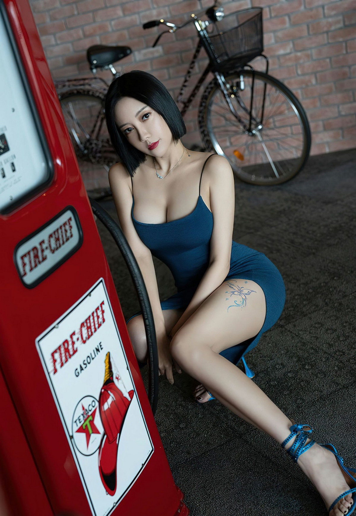 xgyw.top_[Ugirls爱尤物]No.2449_模特果儿Victoria性感吊带连身裙系列低胸秀完美身材诱惑写真35P
