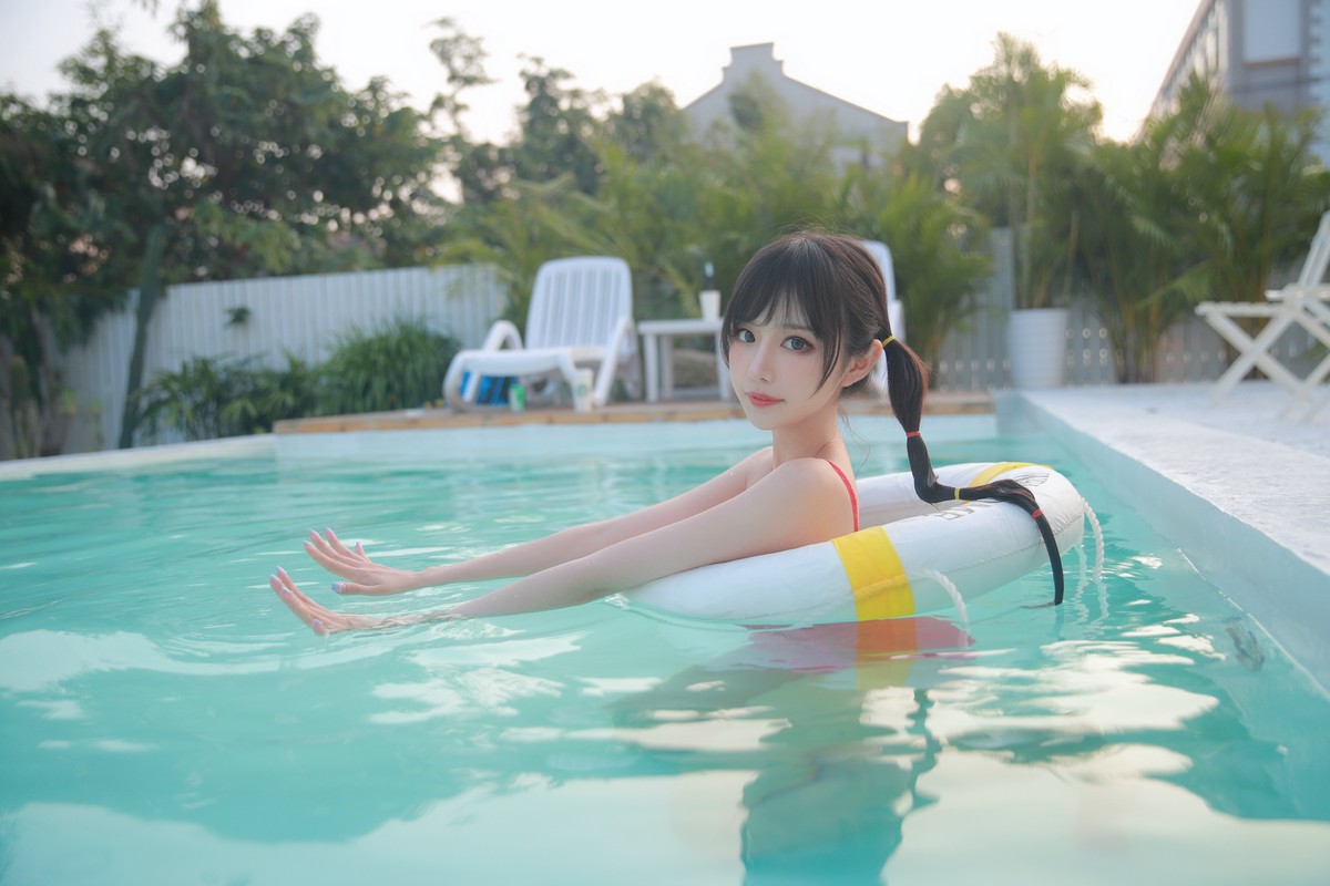 xgyw.top_网络美女Shika小鹿鹿泳装主题户外泳池性感红色比基尼秀苗条身材靓丽迷人写真63P