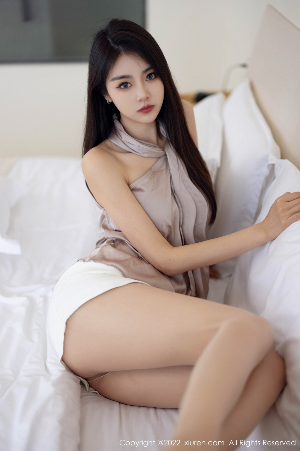 xgyw.top_XiuRen第5804期_模特可乐Vicky淡紫色上衣配白色短裙露超薄肉丝秀美腿诱惑写真84P