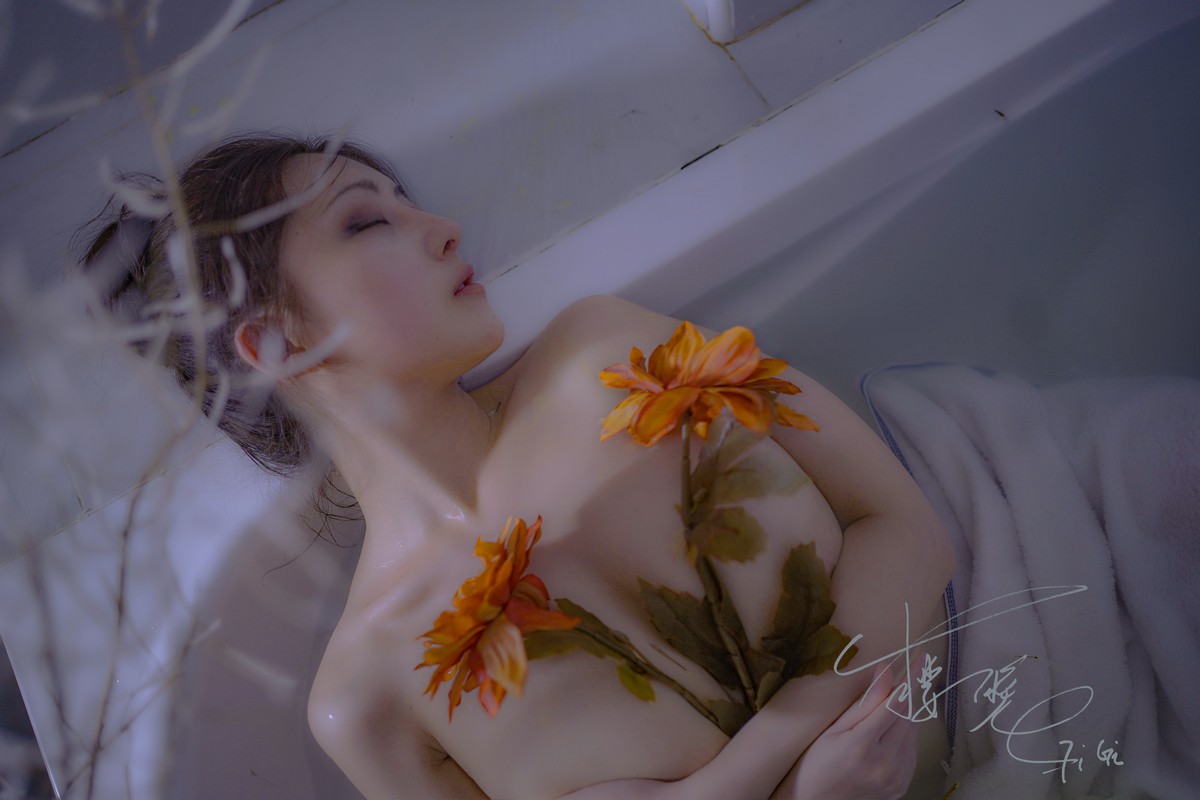 xgyw.top_网络红人樱晚GiGi清衣.池主题私房浴室大尺度全果露傲人豪乳极致诱惑写真25P