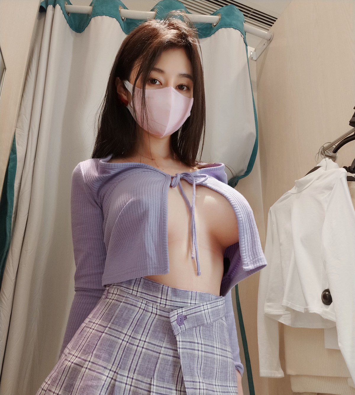 xgyw.top_Coser小姐姐白银在更衣室主题性感针织上衣配JK短裙半脱秀豪乳翘臀诱惑写真45P