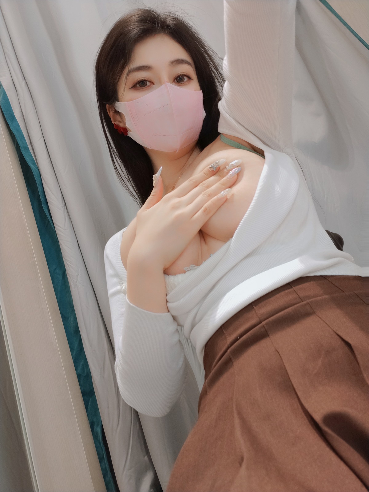 xgyw.top_Coser小姐姐白银在更衣室主题性感针织上衣配JK短裙半脱秀豪乳翘臀诱惑写真45P