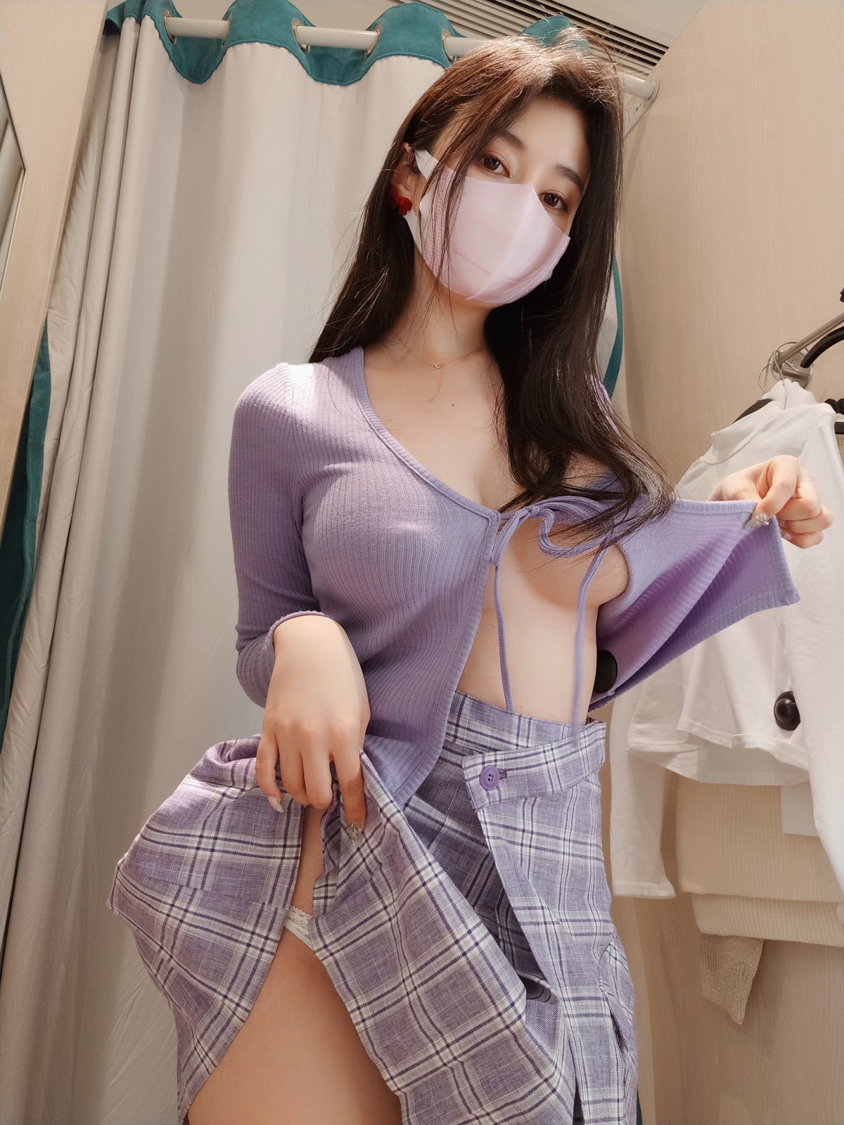 xgyw.top_Coser小姐姐白银在更衣室主题性感针织上衣配JK短裙半脱秀豪乳翘臀诱惑写真45P