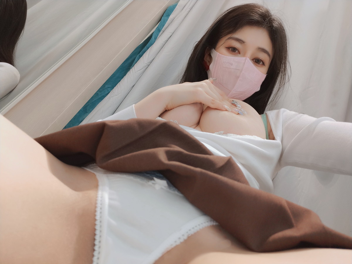 xgyw.top_Coser小姐姐白银在更衣室主题性感针织上衣配JK短裙半脱秀豪乳翘臀诱惑写真45P