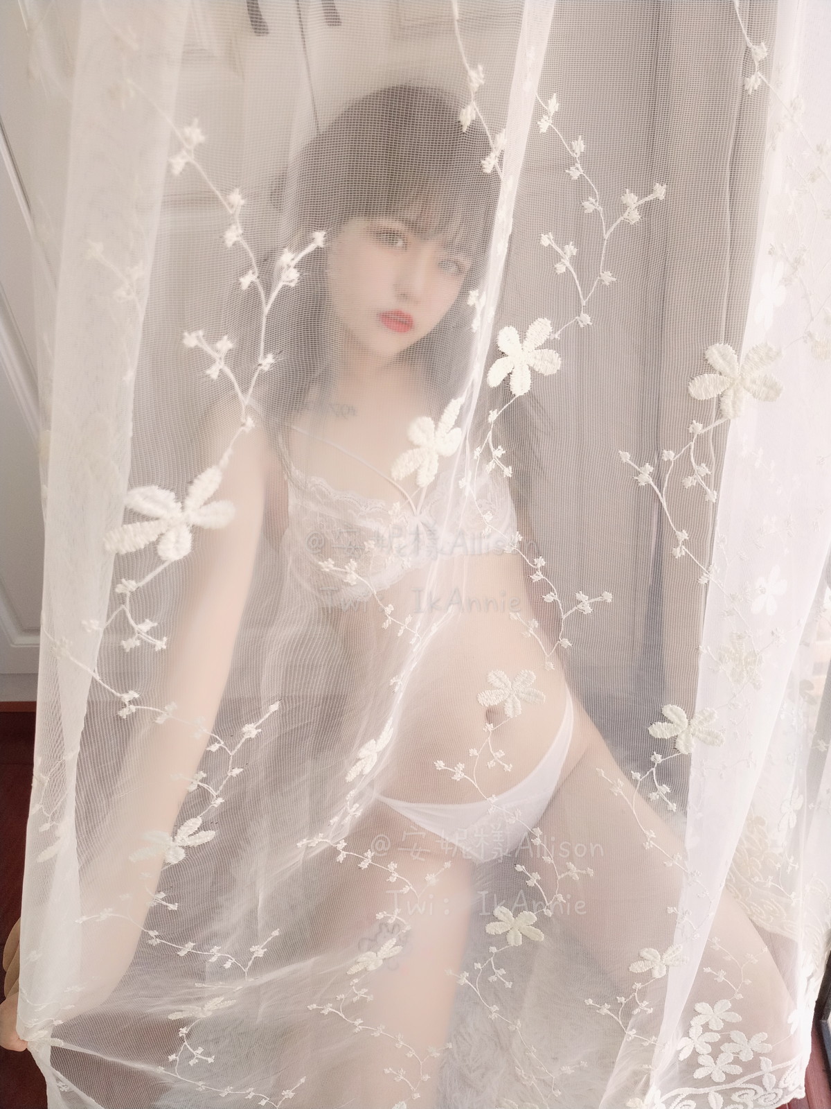 xgyw.top_萝莉小美女安妮吊带裙主题居家私房脱吊带连身裙露性感白色蕾丝内衣诱惑写真30P