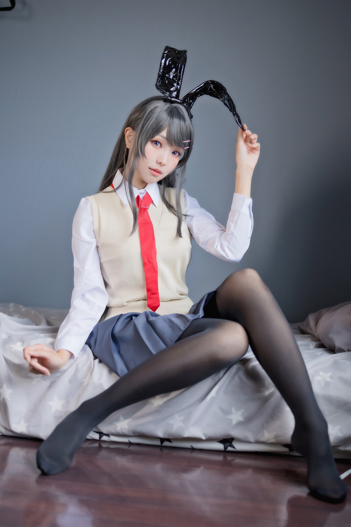 xgyw.top_Coser妹子Ely_eee麻衣学姊主题性感兔女郎装扮超薄黑丝秀翘臀美腿诱惑写真50P