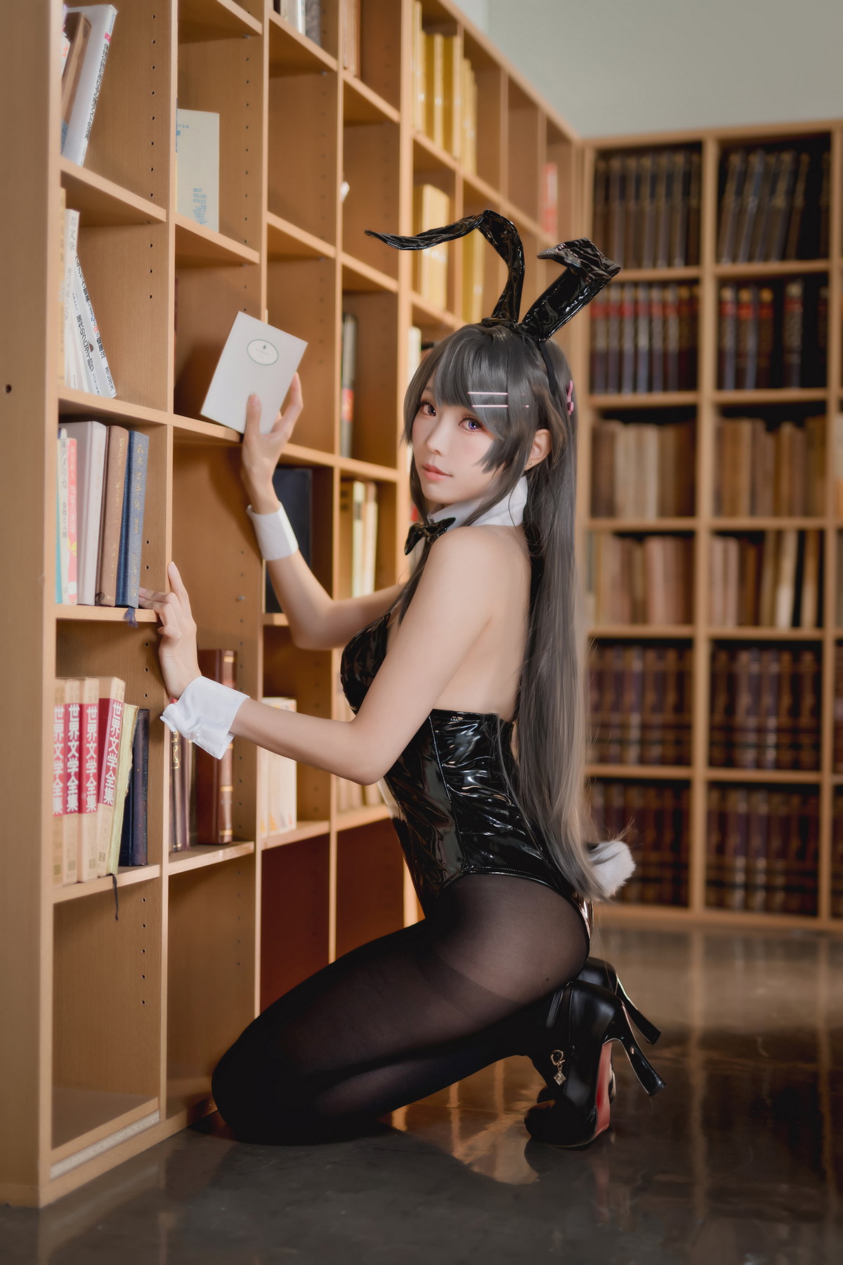 xgyw.top_Coser妹子Ely_eee麻衣学姊主题性感兔女郎装扮超薄黑丝秀翘臀美腿诱惑写真50P