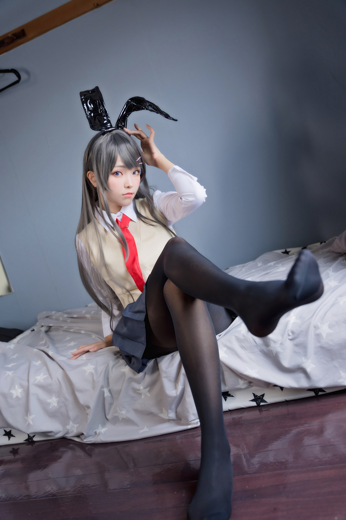 xgyw.top_Coser妹子Ely_eee麻衣学姊主题性感兔女郎装扮超薄黑丝秀翘臀美腿诱惑写真50P