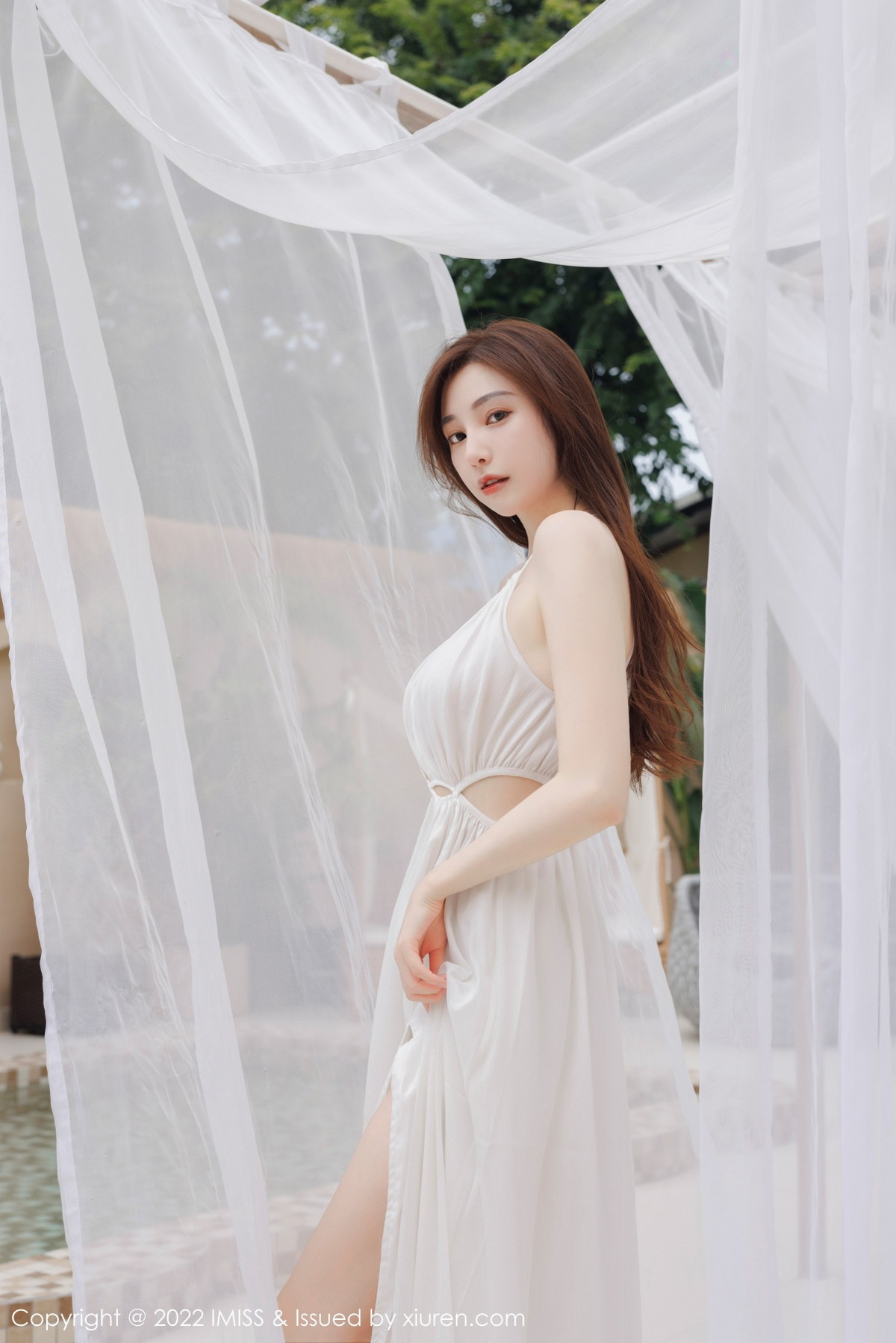xgyw.top_[IMISS爱蜜社]Vol.706_气质女神Lynn刘奕宁户外场景性感白色长裙秀曼妙身材迷人写真41P