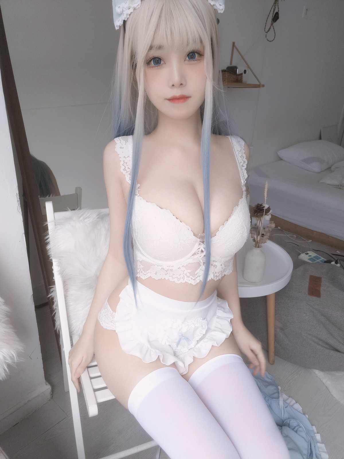 xgyw.top_萌系小姐姐蜜汁猫裘蓝女仆主题私房脱性感女仆装露粉色内衣秀傲人豪乳诱惑写真27P
