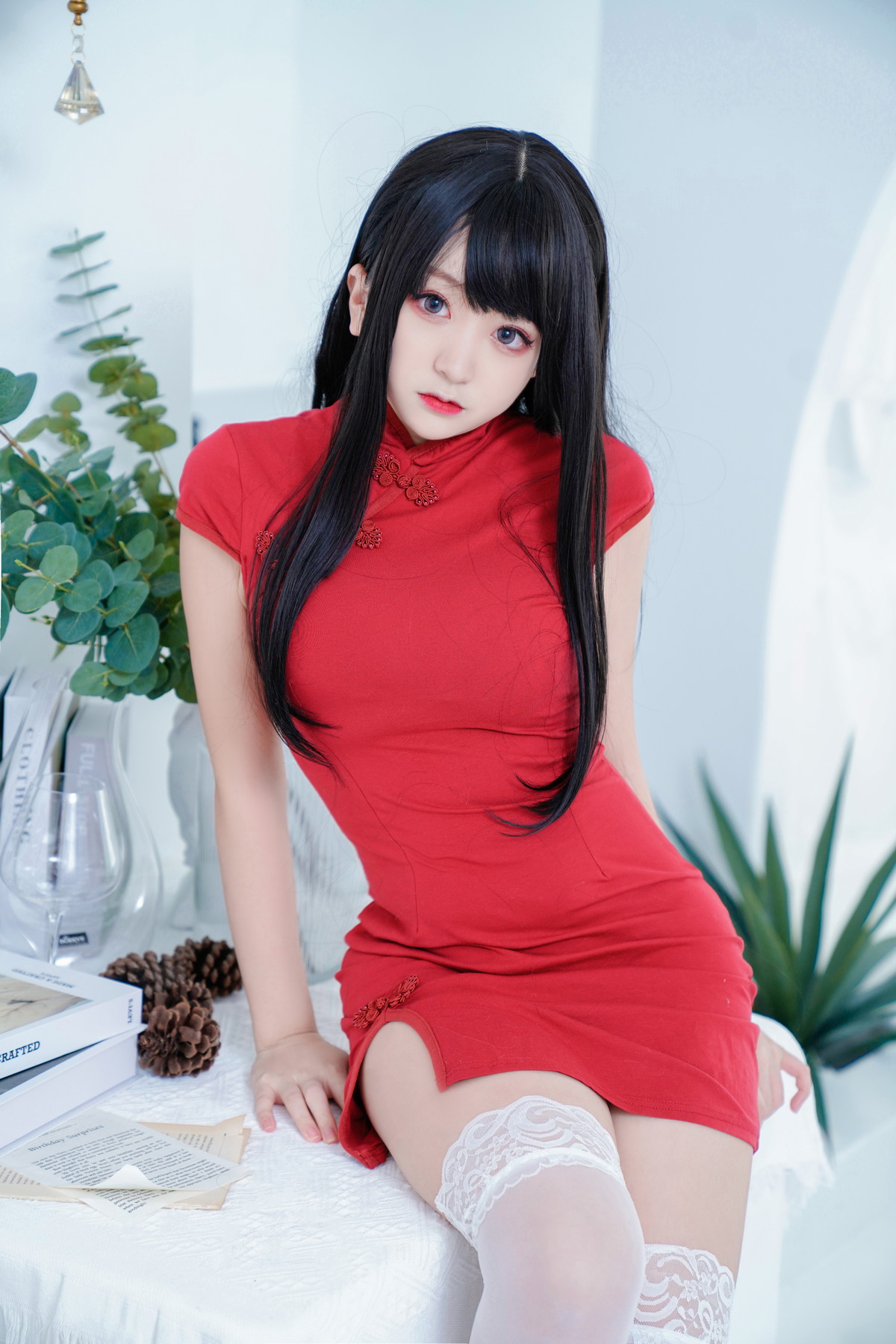xgyw.top_动漫博主恩田直幸红旗袍主题私房性感红色旗袍配白色蕾丝袜秀美腿迷人写真41P