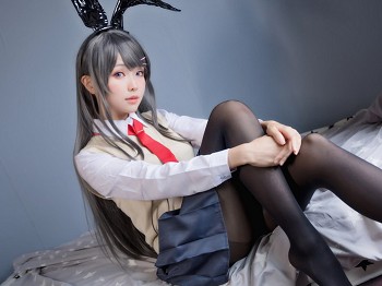 Coser小小妹妹Ely_eee麻衣学姊主题性感兔女郎装扮超薄黑色丝袜秀蜜桃臀美腿骚扰写真50P