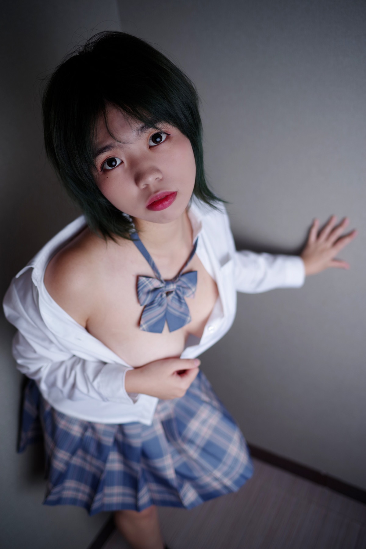 xgyw.top_网络美女啊日日_Ganlory肉色糜烂主题性感白T配JK短裙半脱秀豪乳翘臀诱惑写真49P