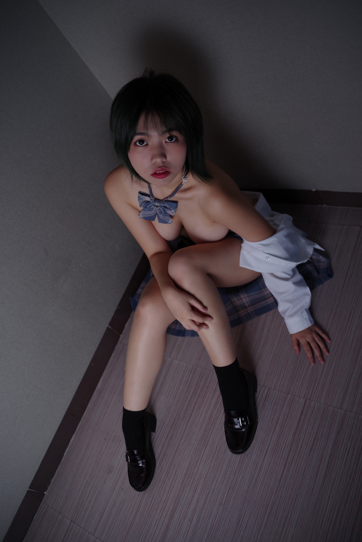xgyw.top_网络美女啊日日_Ganlory肉色糜烂主题性感白T配JK短裙半脱秀豪乳翘臀诱惑写真49P