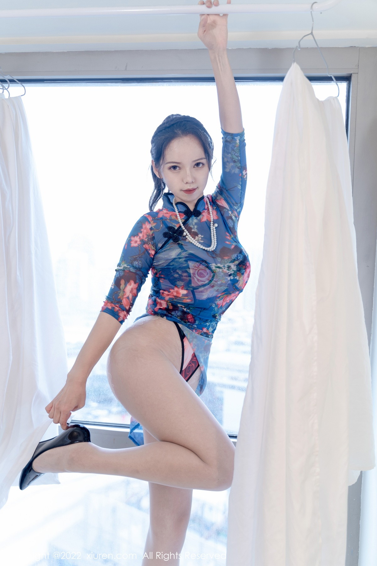 xgyw.top_XiuRen第5819期_模特大美妞儿私房半脱薄透旗袍露性感内衣配蕾丝肉袜诱惑写真63P