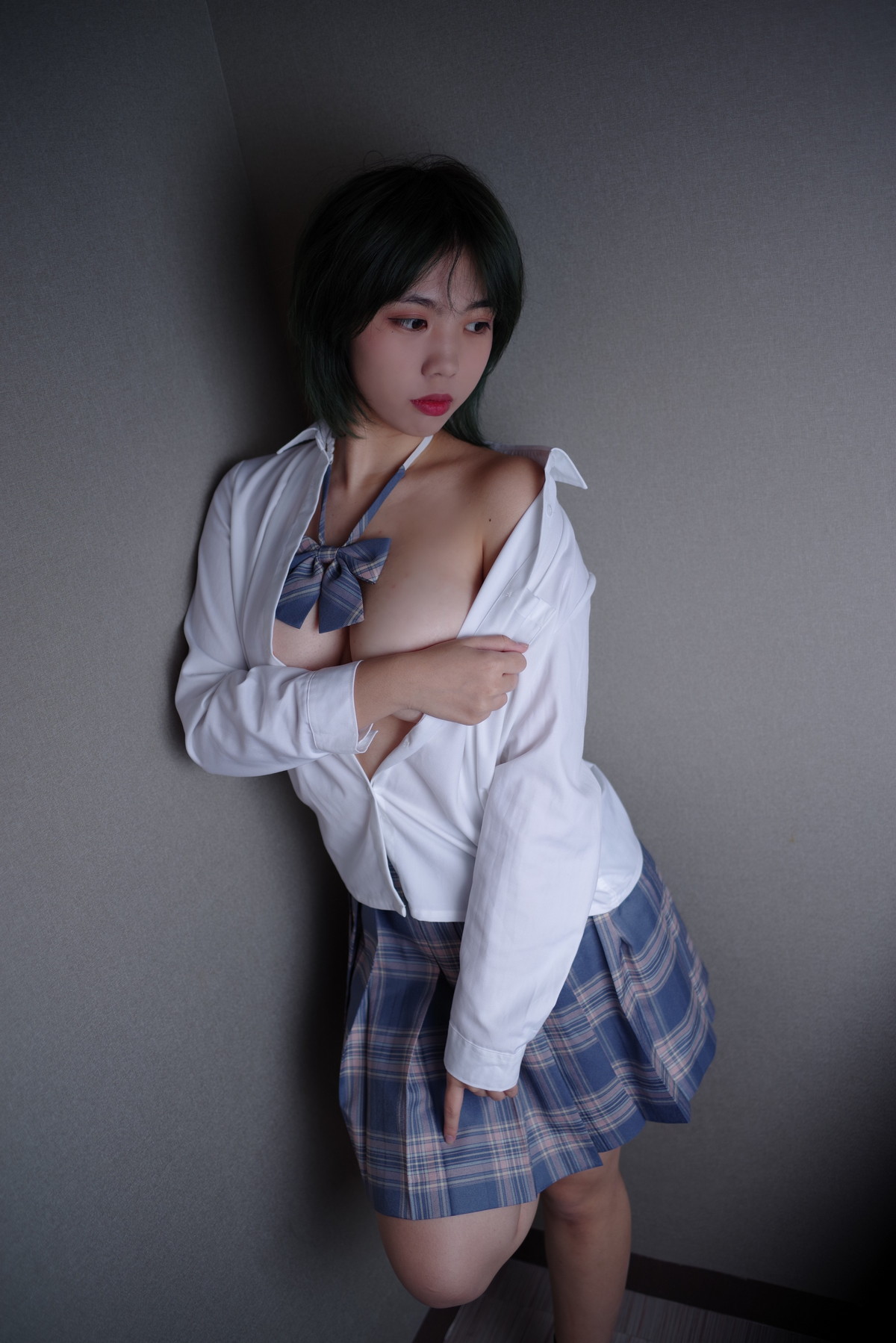 xgyw.top_网络美女啊日日_Ganlory肉色糜烂主题性感白T配JK短裙半脱秀豪乳翘臀诱惑写真49P