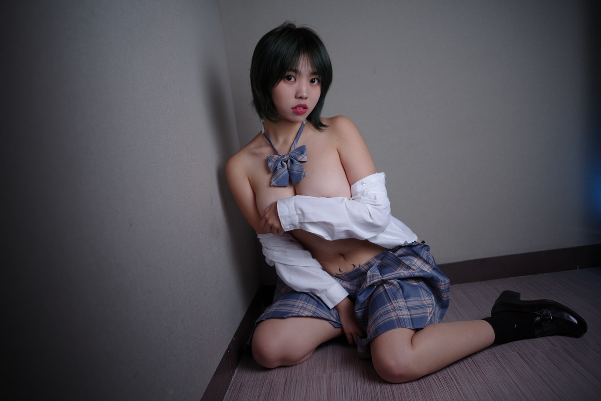 xgyw.top_网络美女啊日日_Ganlory肉色糜烂主题性感白T配JK短裙半脱秀豪乳翘臀诱惑写真49P
