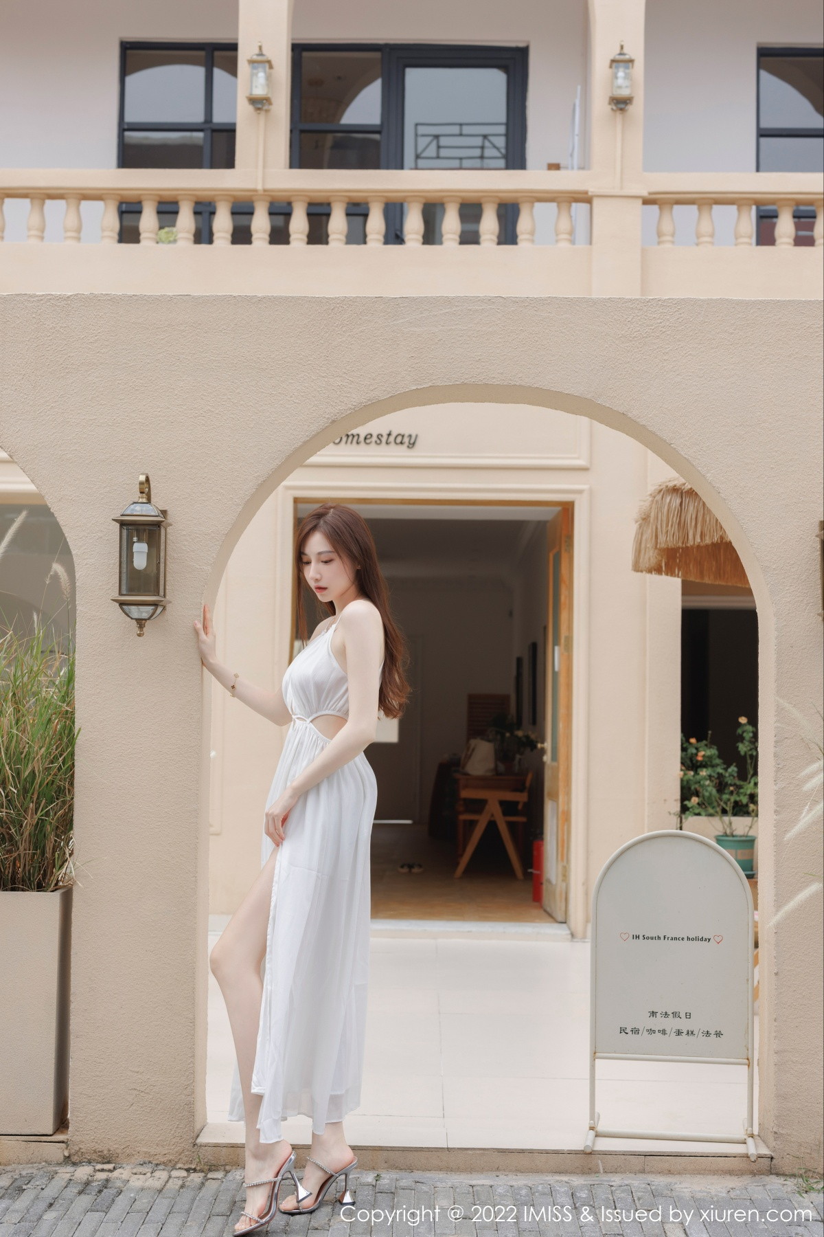 xgyw.top_[IMISS爱蜜社]Vol.706_气质女神Lynn刘奕宁户外场景性感白色长裙秀曼妙身材迷人写真41P