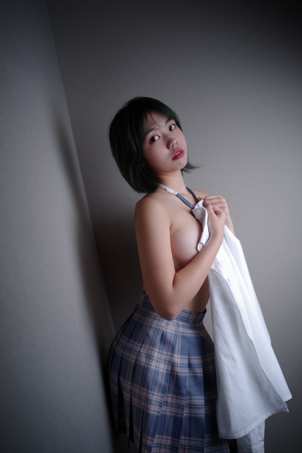 xgyw.top_网络美女啊日日_Ganlory肉色糜烂主题性感白T配JK短裙半脱秀豪乳翘臀诱惑写真49P