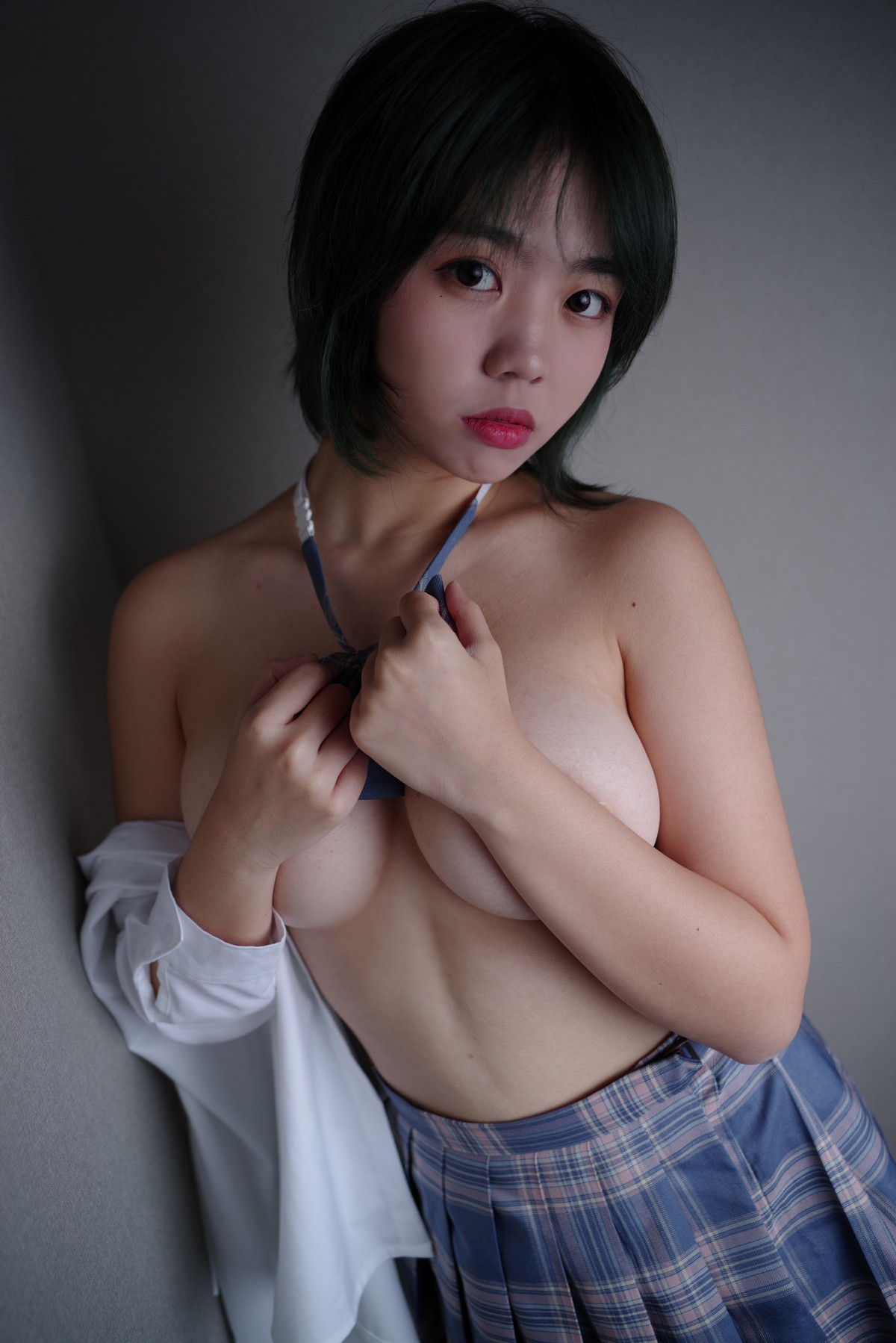 xgyw.top_网络美女啊日日_Ganlory肉色糜烂主题性感白T配JK短裙半脱秀豪乳翘臀诱惑写真49P