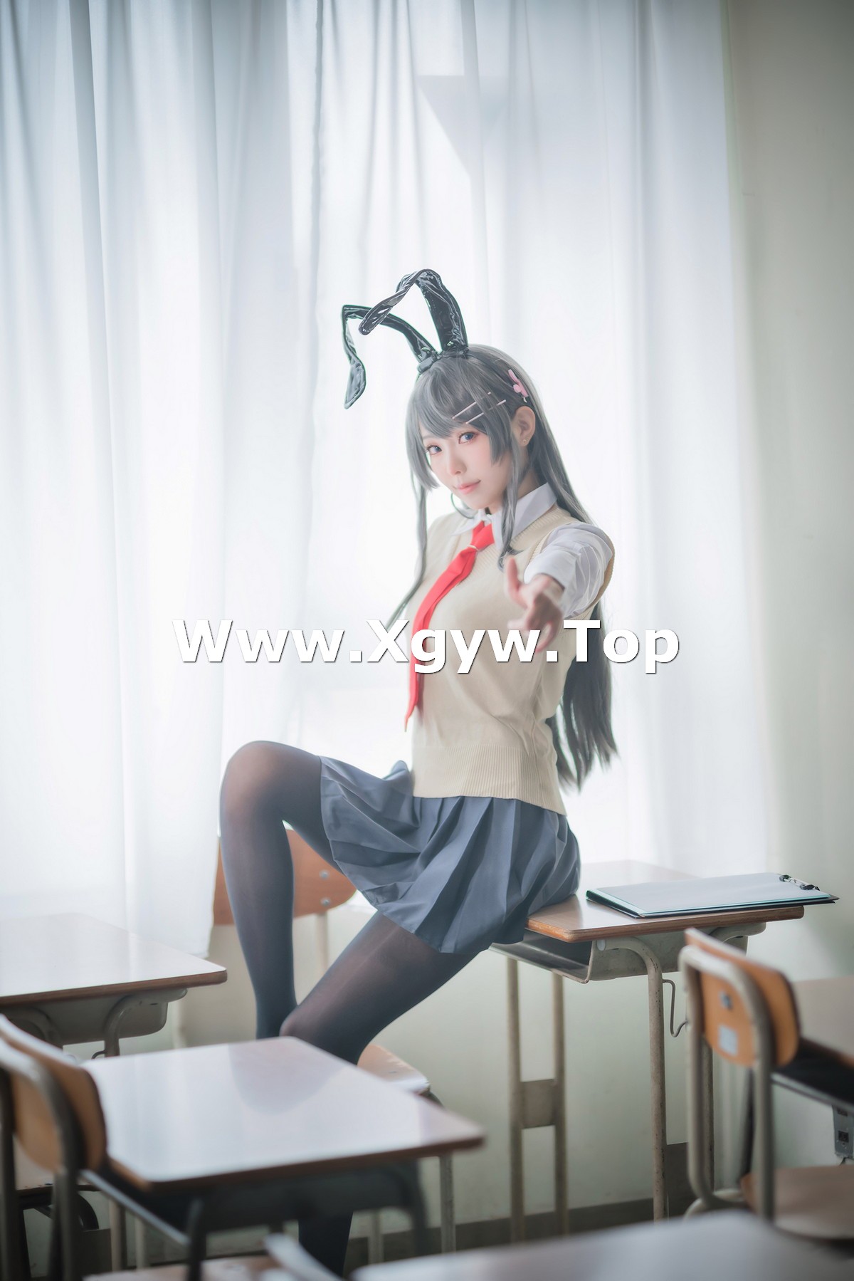 xgyw.top_Coser妹子Ely_eee麻衣学姊主题性感兔女郎装扮超薄黑丝秀翘臀美腿诱惑写真50P