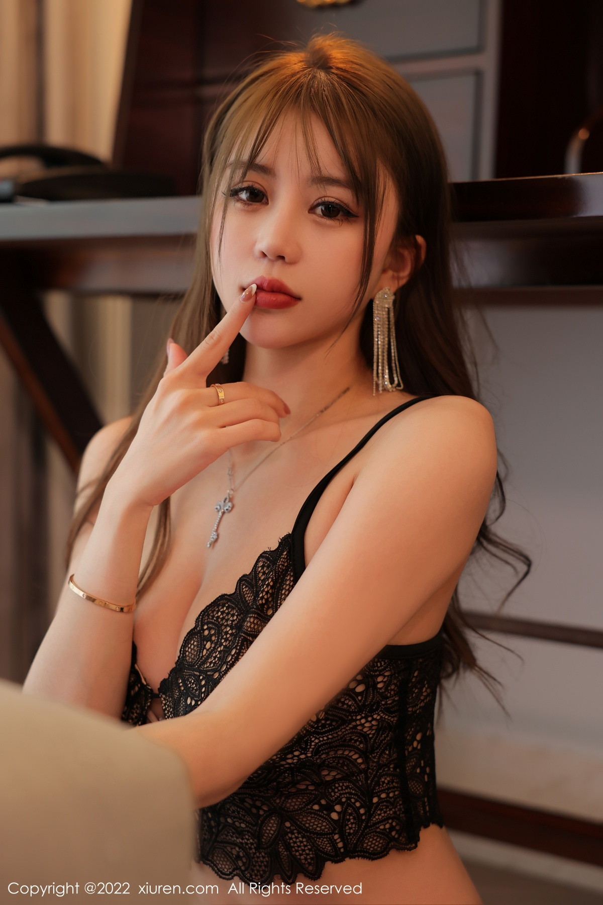 xgyw.top_XiuRen第5822期_模特tina_甜仔海南旅拍黑色蕾丝内衣配黑丝吊袜撩人诱惑写真54P