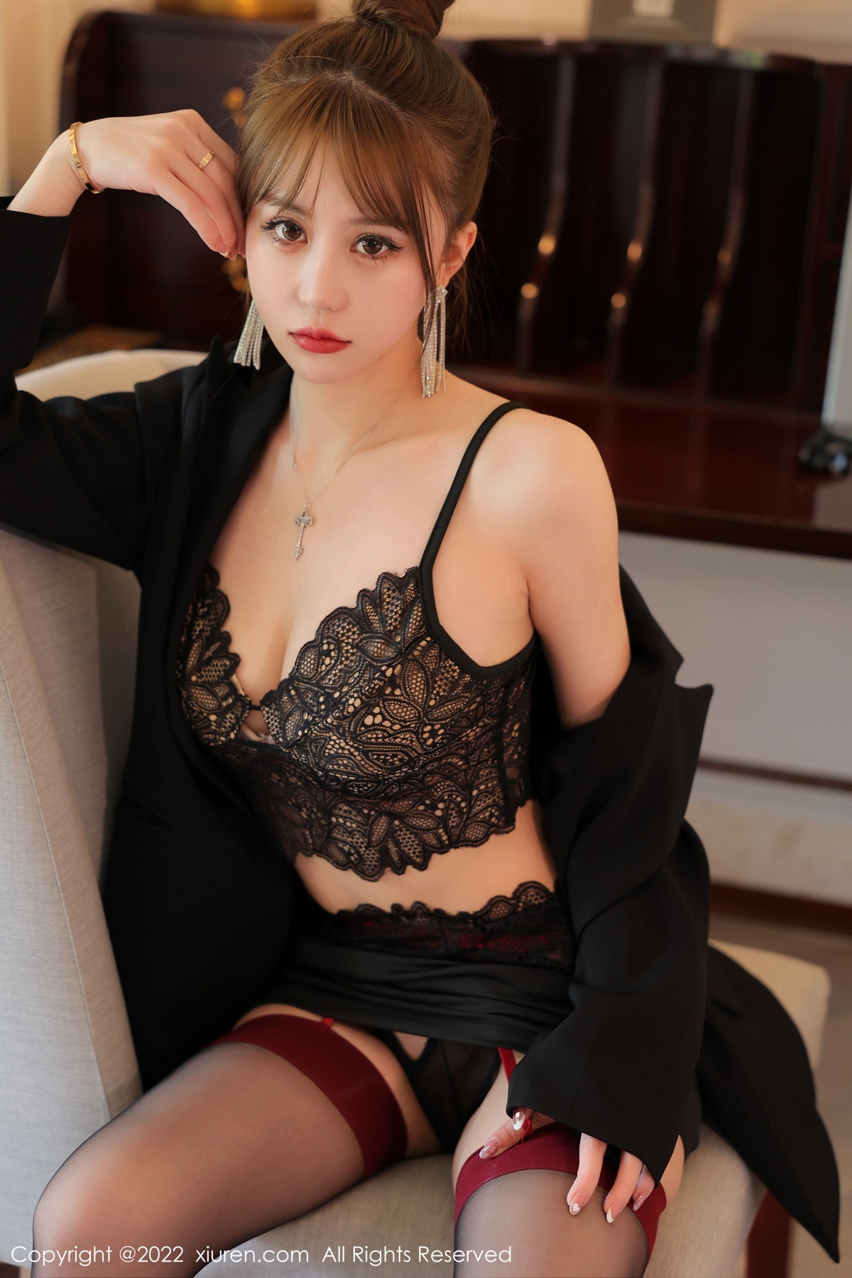 xgyw.top_XiuRen第5822期_模特tina_甜仔海南旅拍黑色蕾丝内衣配黑丝吊袜撩人诱惑写真54P
