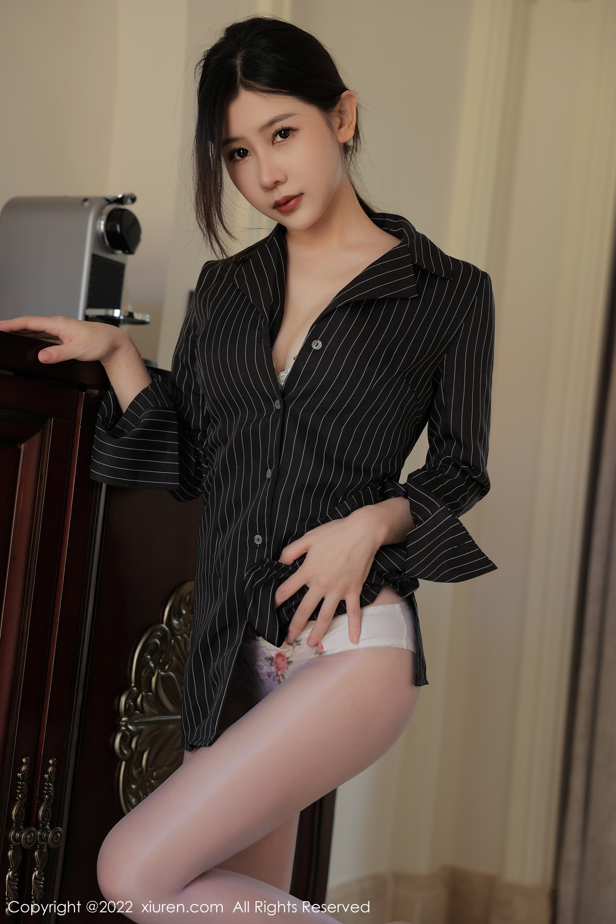 xgyw.top_XiuRen第5828期_模特尹甜甜海南旅拍黑色T恤上衣配紫色丝袜露蕾丝内衣诱惑写真58P
