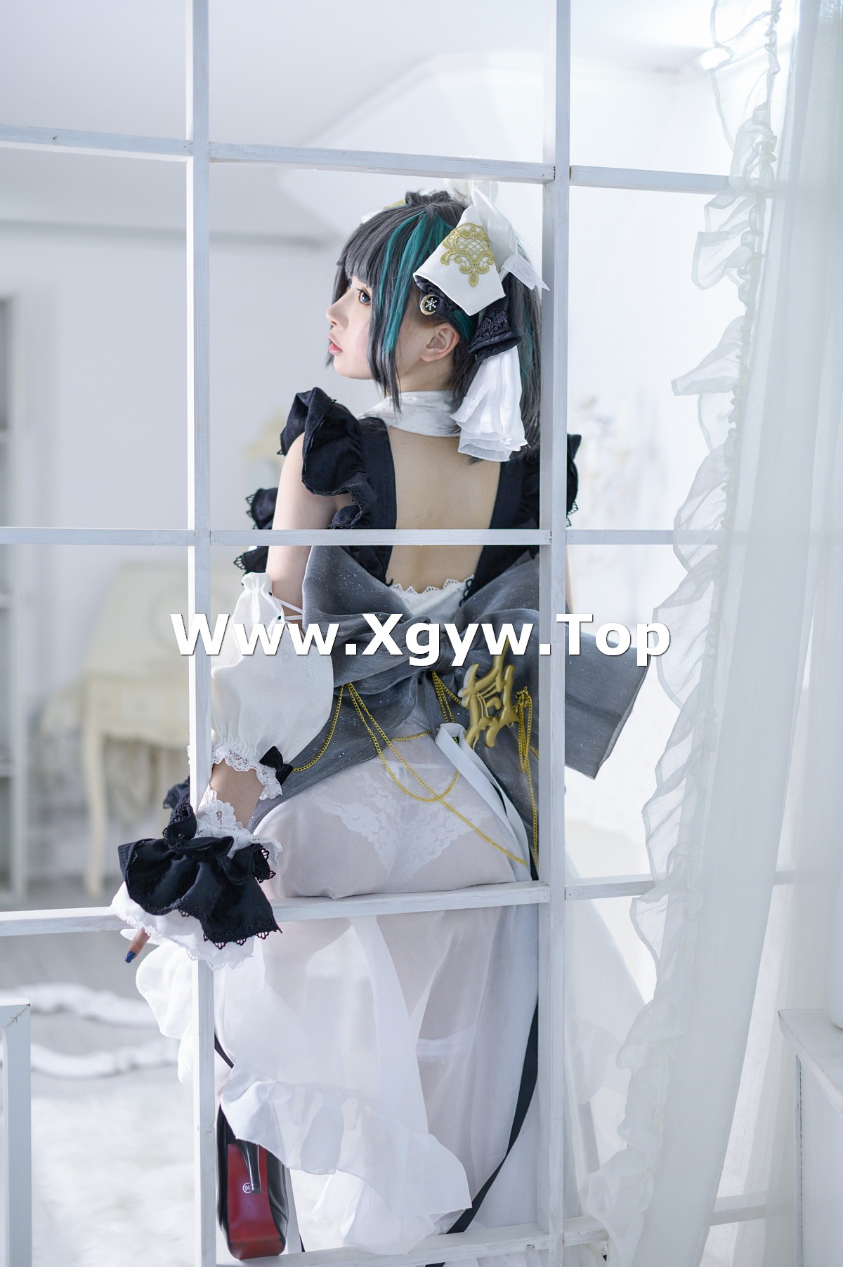 xgyw.top_二次元美少女PAKI酱柴郡主题性感露胸薄纱裙配白丝袜秀豪乳翘臀诱惑写真40P