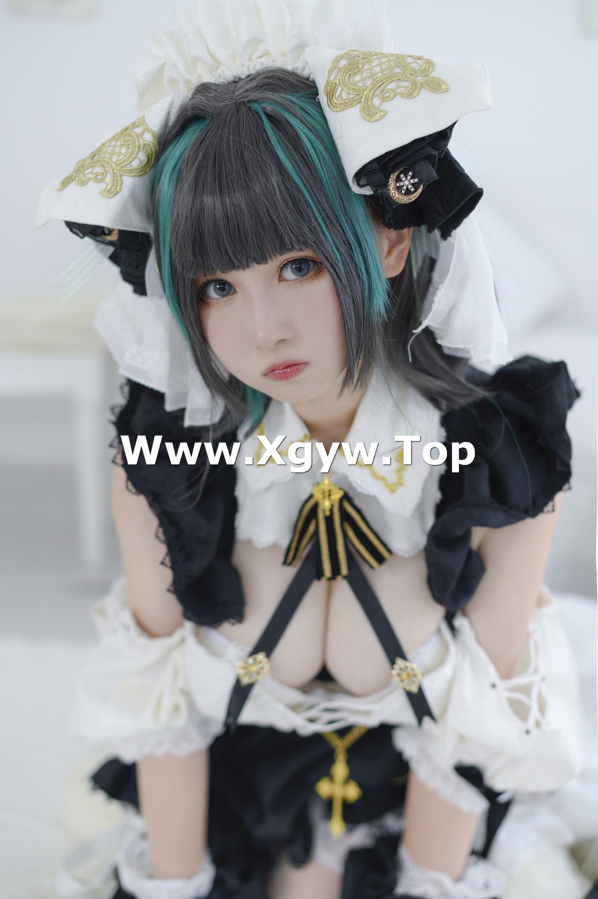 xgyw.top_二次元美少女PAKI酱柴郡主题性感露胸薄纱裙配白丝袜秀豪乳翘臀诱惑写真40P