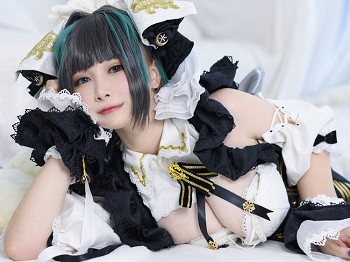 二次元美少女PAKI酱柴郡主题性感露胸薄纱裙配白丝袜秀豪乳蜜桃臀骚扰写真40P
