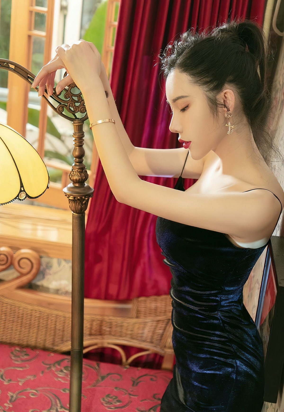xgyw.top_[Ugirls爱尤物]No.2456_模特萌琪琪唯美诗篇性感黑色吊裙秀完美身材迷人诱惑写真35P
