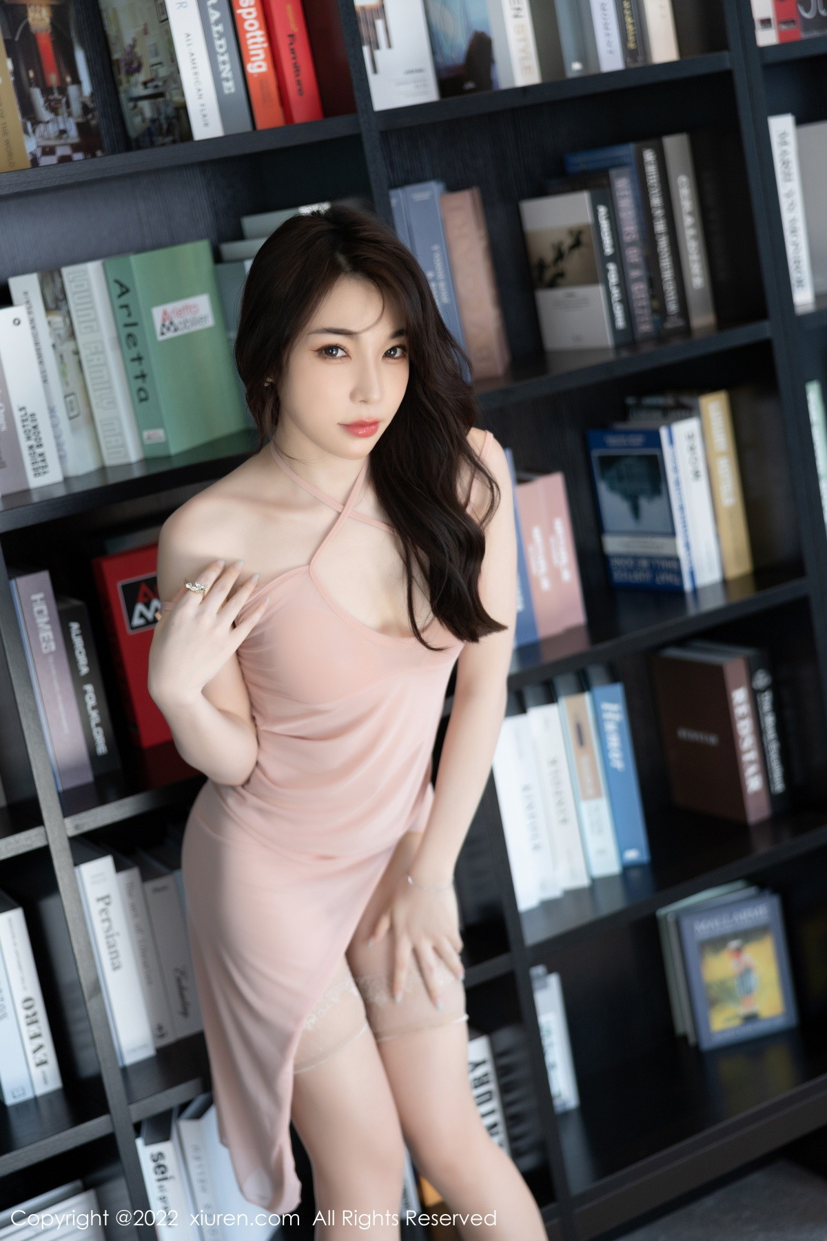 xgyw.top_XiuRen第5839期_女神徐莉芝Booty性感粉灰色露肩连衣裙配超薄肉丝迷人诱惑写真86P