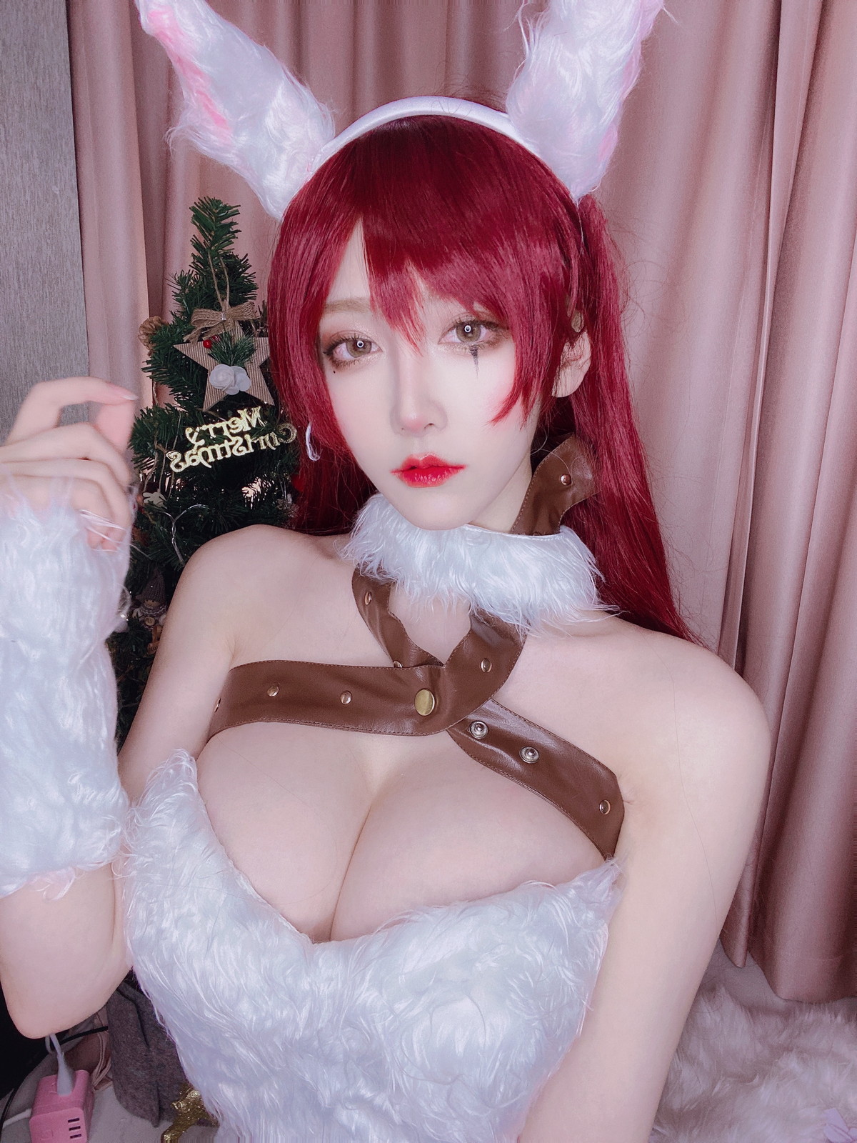 xgyw.top_人气Coser啾小妍暗夜猫女主题性感圣诞女郎装扮白色绒毛服饰露豪乳诱惑写真30P