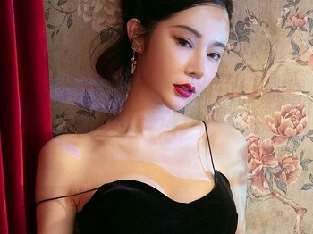 [Ugirls爱极品]No.2456_车模萌琪琪唯美诗篇性感黑色吊裙秀完美身材迷人骚扰写真35P